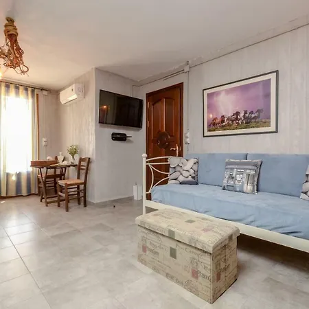 Apartment Theonis