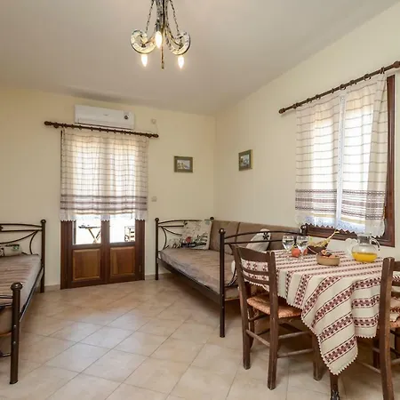 Theonis Villas Apartmán *